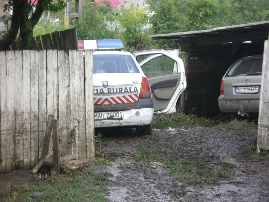 FOTO/ Poliţiştii din zonele inundate, victime şi eroi: "Am ieşit pe geam şi am fugit să salvez oameni"