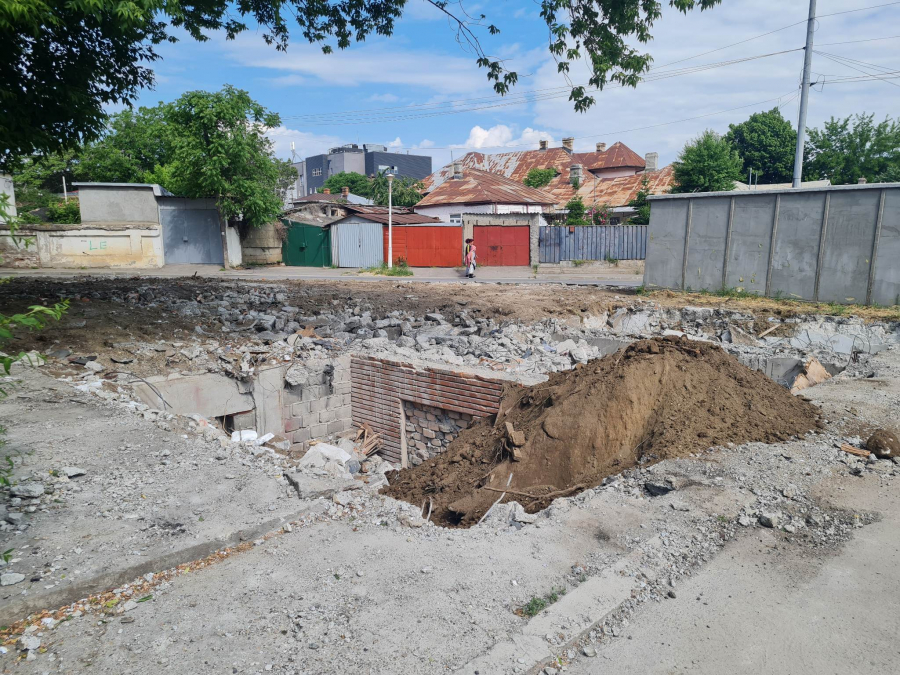 Garaje demolate în zona Porţii Turceşti