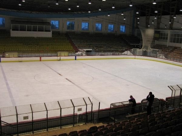 Program pentru public la patinoar - Viaţa Liberă Galaţi