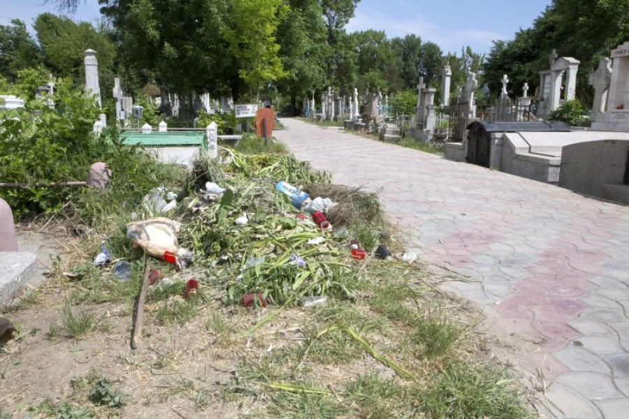 Paştele Blajinilor la "Eternitatea": Fără picnic în cimitir, dar cu gunoi neridicat