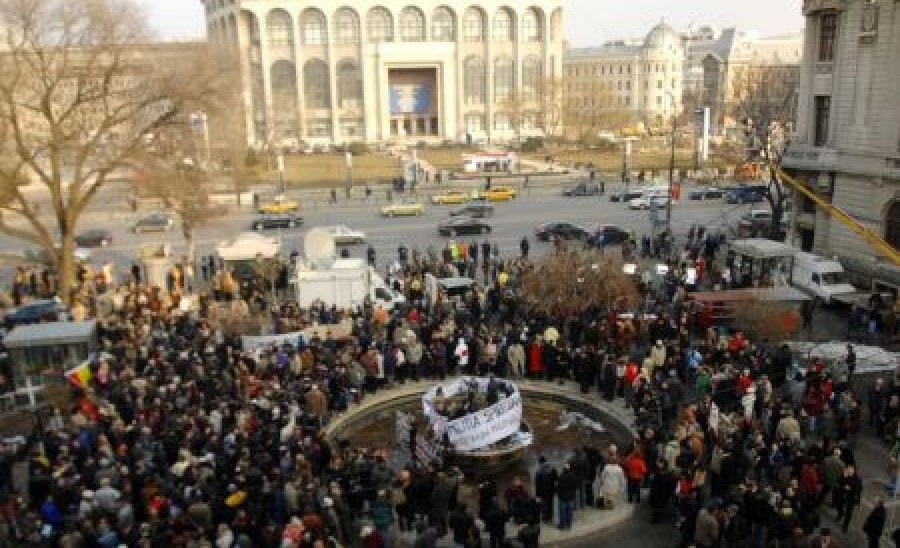 Peste 300 de revoluţionari protestează violent în Piata Universităţii 