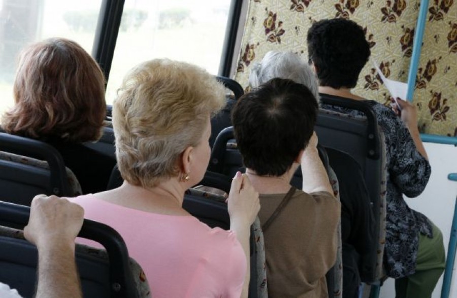 Transport gratuit doar pentru pensionarii săraci