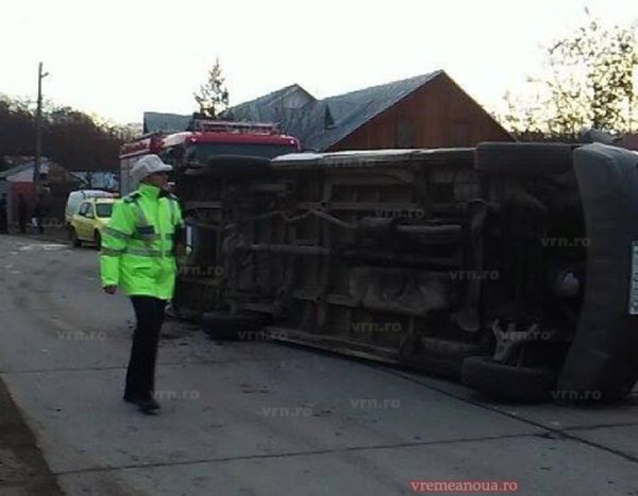 Cinci RĂNIȚI GRAV în urma unui ACCIDENT petrecut în localitatea vasluiană Ivești. Impact între un MICROBUZ și un TIR