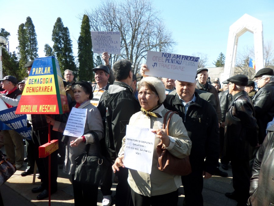 Pensionarii au ieşit în stradă şi au cerut demisia parlamentarilor gălăţeni