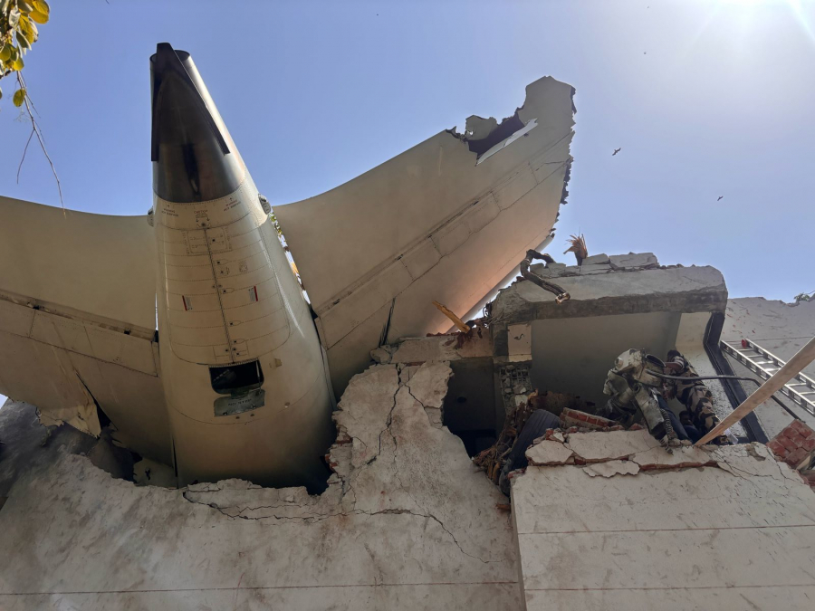 Peste 200 de victime după ce un avion al Air India s-a prăbuşit