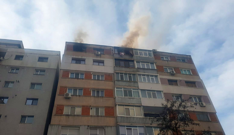 Foc la etajul opt. Apartament incendiat în cartierul Dunărea din Galați