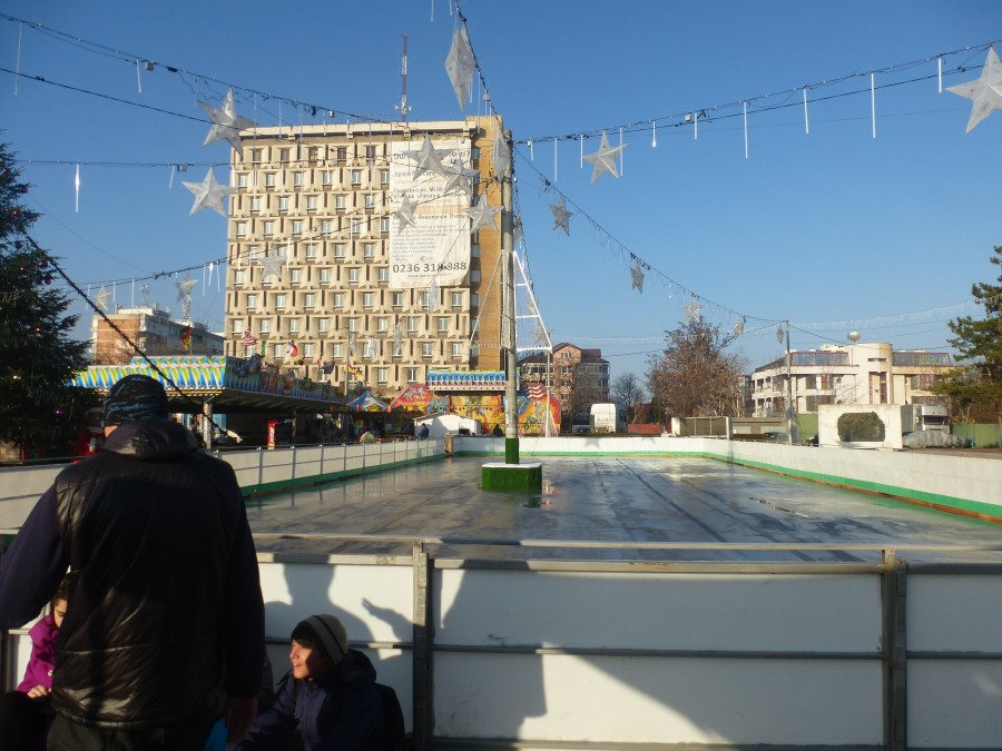 FOTO/ Ditamai STÂLPUL în mijlocul PATINOARULUI ÎN AER LIBER de la Casa de Cultură a Sindicatelor