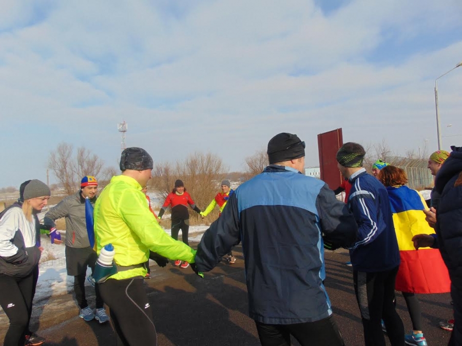 Au ALERGAT 21 de kilometri pentru a dansa HORA UNIRII în vamă