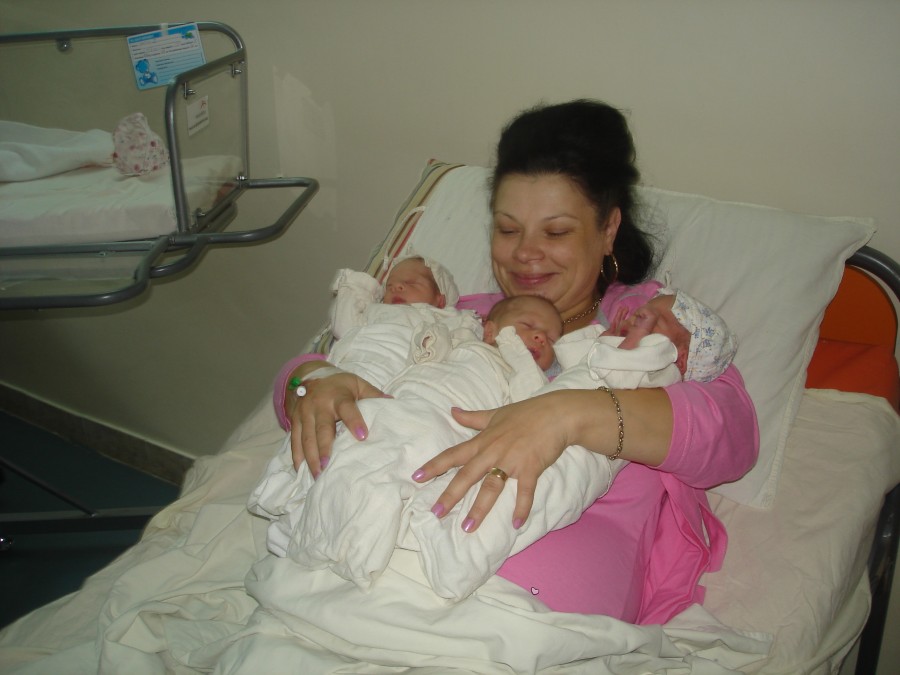 Miracolul naşterii - La 37 de ani, a născut tripleţi