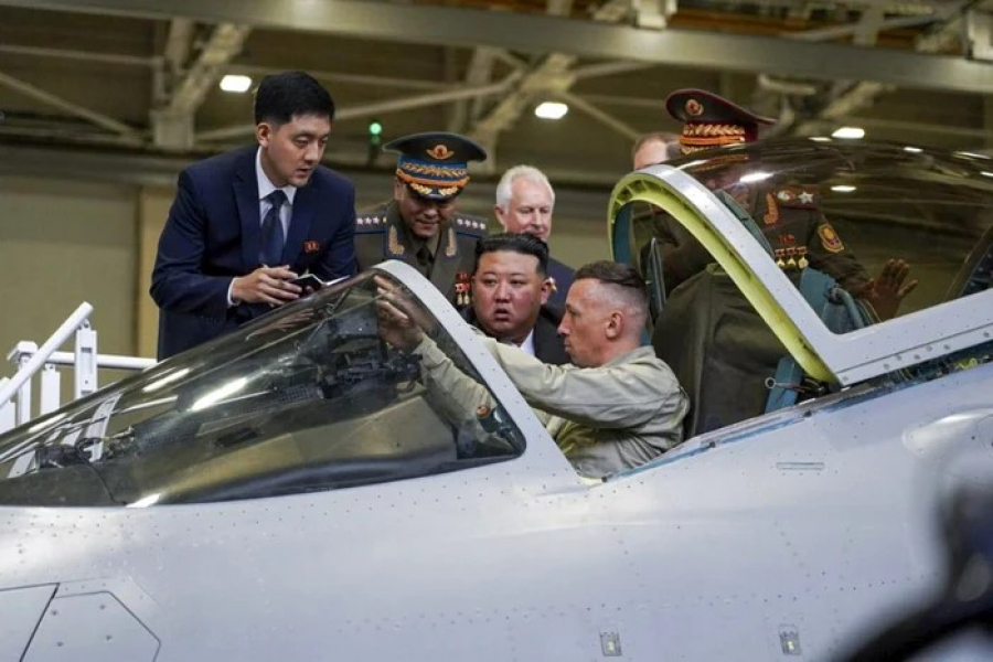 Kim Jong Un, la fabrica de avioane Suhoi Su-35