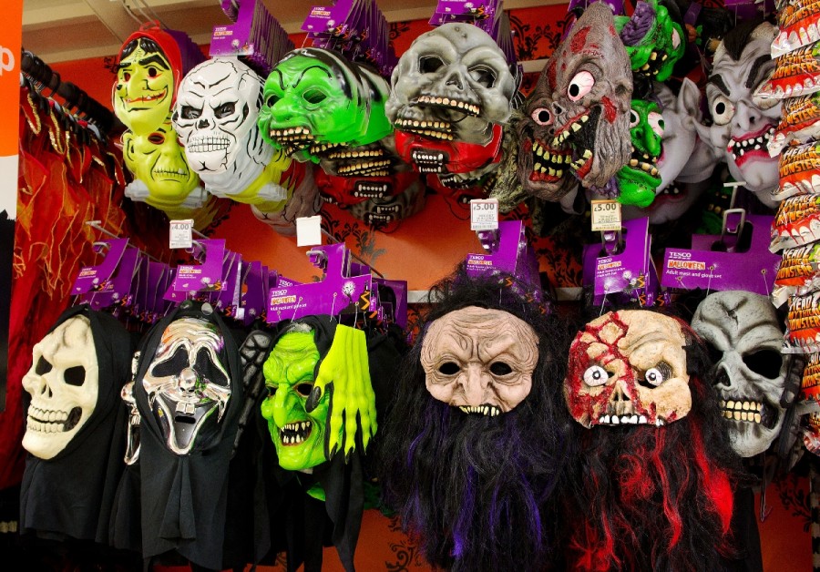 Costume, măşti şi accesorii pentru Halloween, la preţuri pentru toate buzunarele