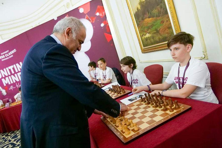 Gălățeanul Dragoș Leu a dat mâna cu Garry Kasparov
