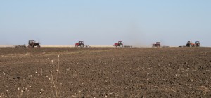 Primăvara i-a găsit pe fermierii gălăţeni cu câmpul arat pe trei sferturi