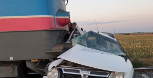 Trei morţi şi un rănit grav, după ce un tren de marfă a spulberat o maşină