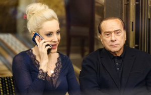 Berlusconi revine în parlamentul italian, cu tot cu amantă
