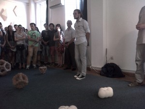 &quot;Sfere angulare&quot; de Vasile Cătărău, incursiune într-un joc de forme, umbre şi lumini