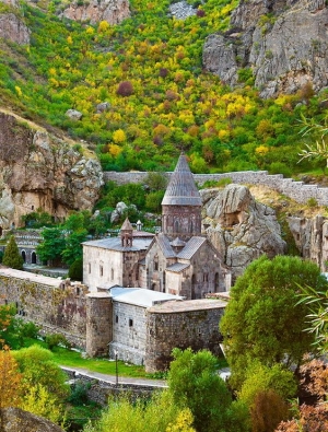 Patrimoniu medieval armean: GEGHARD, mănăstirea celor 40 de altare