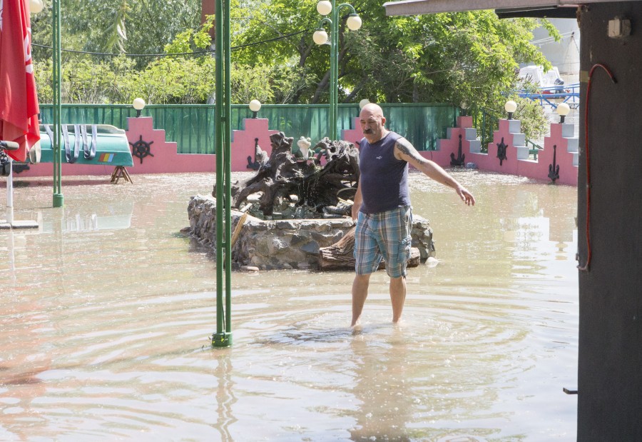 DUNĂREA a depăşit cota de INUNDAŢIE! Terasele şi o parte din faleză, ACOPERITE DE APĂ (FOTO/VIDEO)