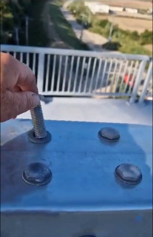 Şuruburi scoase cu mâna pe podul de la Brăila. Reacția CNAIR: &quot;Este jenant pentru un așa constructor&quot; (VIDEO)