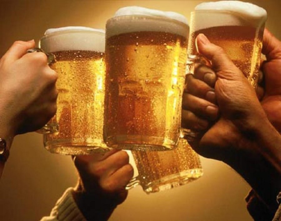 Pe locul al şaselea în Europa în funcţie de consum/ Românii beau, în medie, o bere la două zile