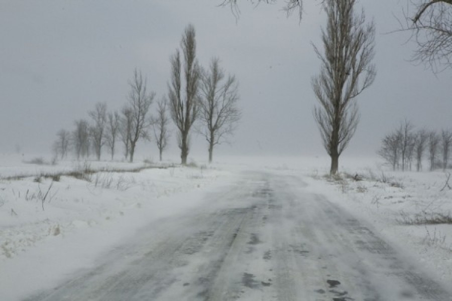 Două drumuri judeţene, închise până duminică / Pe DN 24D se circulă cu dificultate