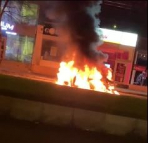Mașină în flăcări pe strada Brăilei