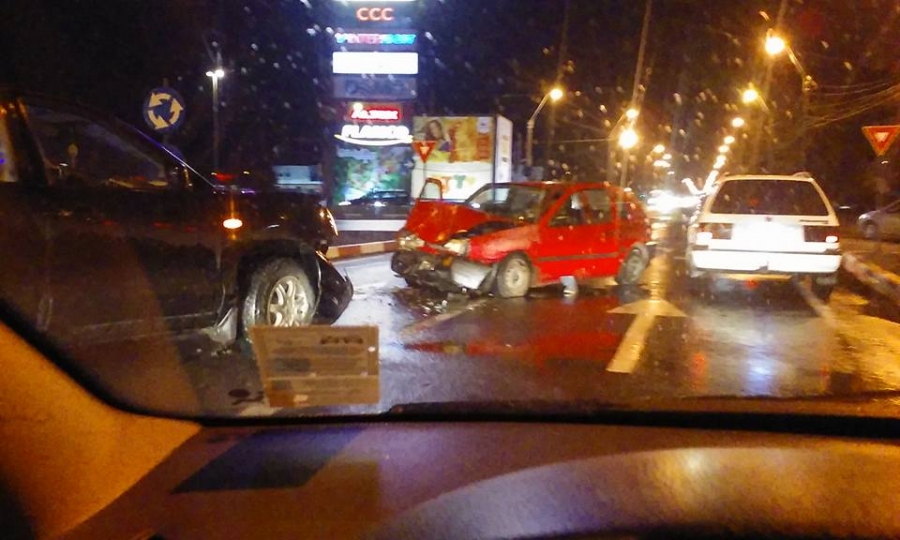 IMPACT FRONTAL la mall din cauza unui şofer care a RATAT sensul giratoriu