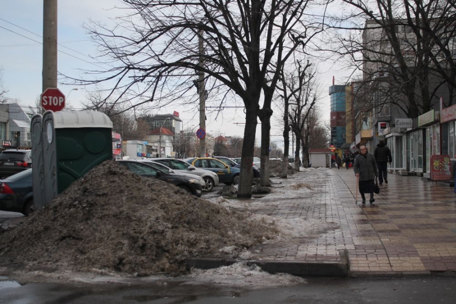 SOLUŢIA salubrizării trotuarelor din Galaţi: Aruncarea zăpezii pe carosabil