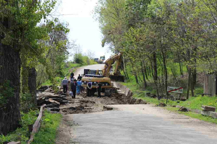 Un drum judeţean, în pericol de prăbuşire, la câţiva metri de casele unor oameni