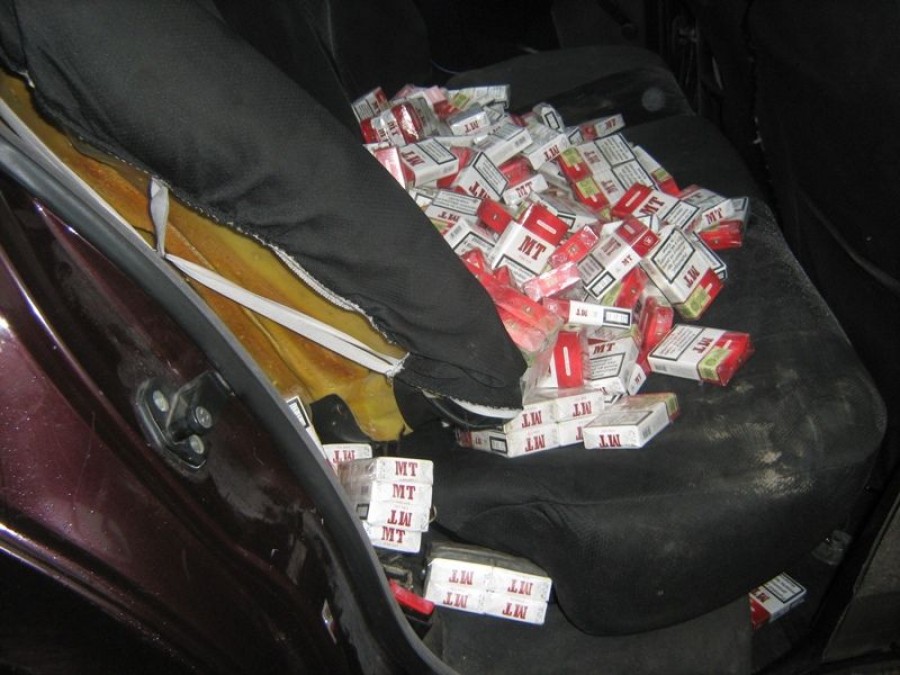 570 de pachete de ţigări şi un autoturism confiscate la frontieră