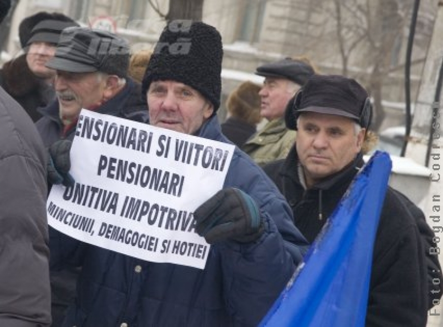 MITING împotriva lui Iohannis, la Galaţi | PENSIONARII protestează, miercuri, la Prefectură