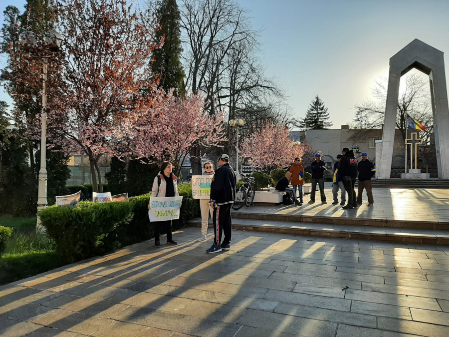 Protest pentru Ucraina lângă Monumentul Eroilor Revoluției Române