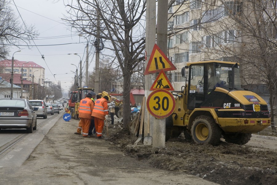 O asfaltare care începe cu scoaterea bordurilor