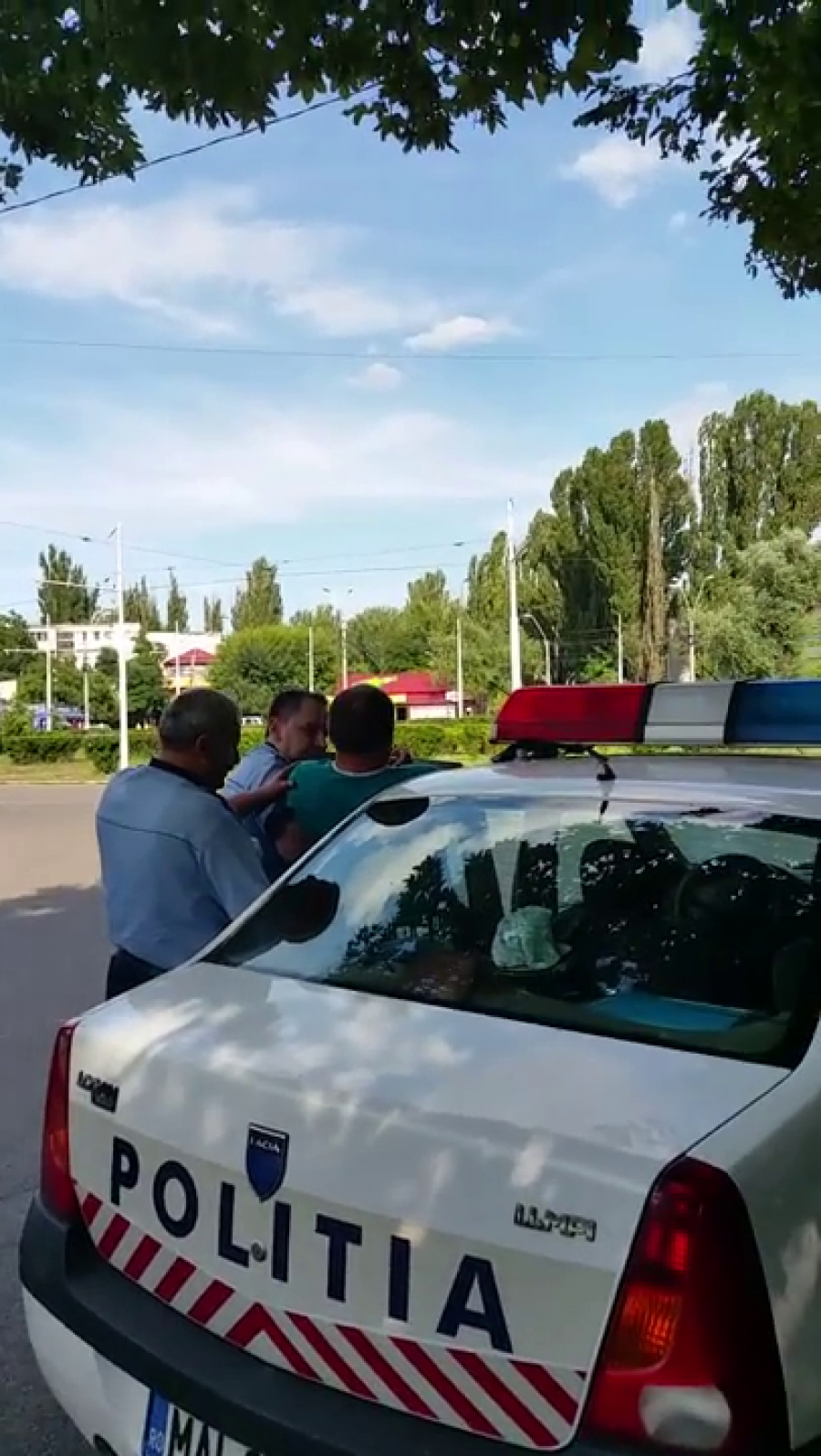 VIDEO/ Gălăţean urcat cu greu în maşina poliţiei şi amendat de două ori