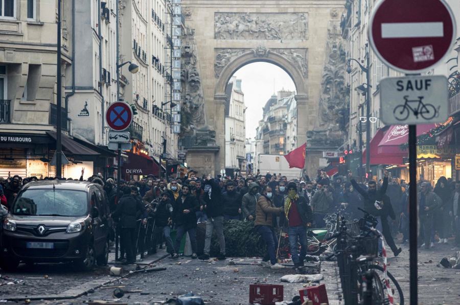 Violențe în Paris: confruntări între poliție și participanții la mitingul în memoria celor trei kurzi uciși