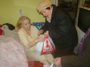 FOTO/ Biserica ajută 60 de bătrâni sărmani, la un centru din Ţiglina II