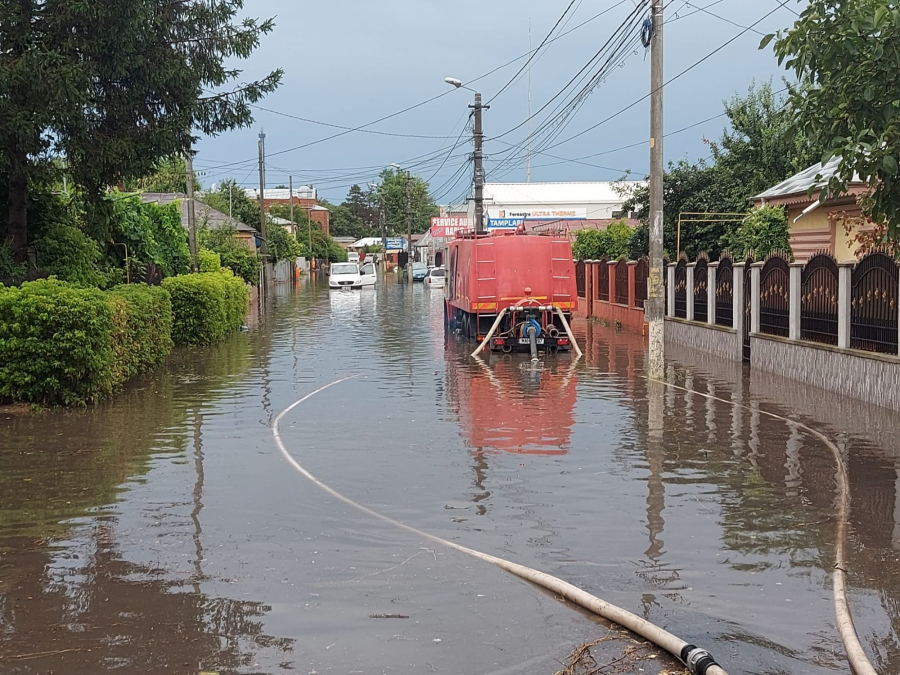 Inundații la Tecuci. Mai multe străzi și gospodării sunt pline de apă (VIDEO)