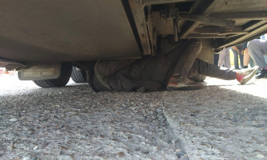 Migranţi ascunşi sub un autocar înmatriculat în Republica Moldova