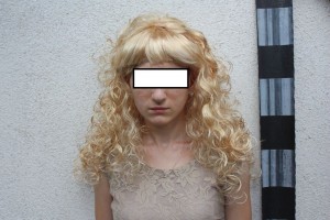 Tânără prinsă în flagrant în timp ce încasa impozitul pentru un premiu fals. Femeia avea ajutorul deţinuţilor gălăţeni