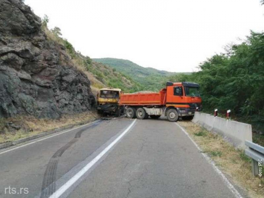 Baricade și focuri de armă la granița dintre Kosovo și Serbia