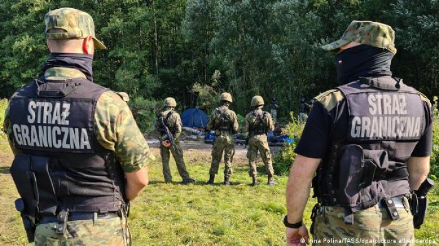 Militari polonezi, trimiși să păzească frontiera cu Belarus, în calea migranților