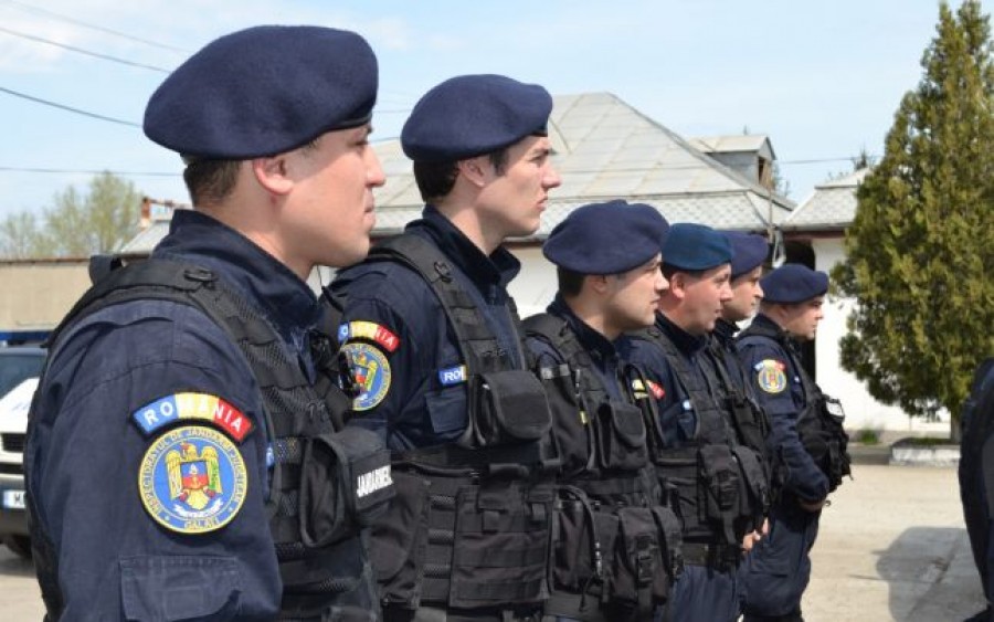 Scene de o violenţă incredibilă provocate de doi scandalagii la vederea jandarmilor