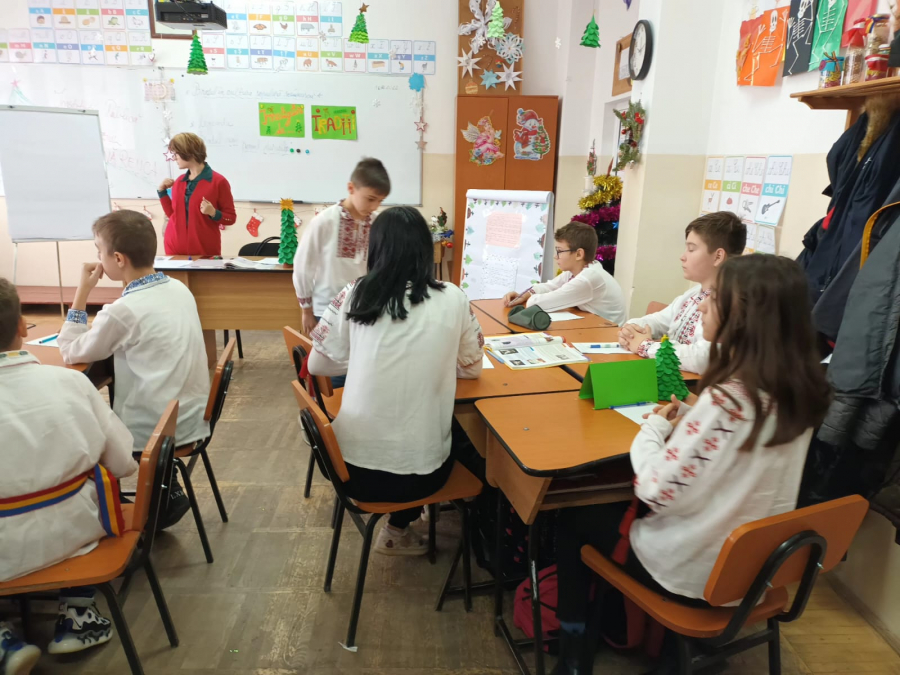 Școala din Șendreni descoperă tradiţiile cu o şcoală din Republica Moldova