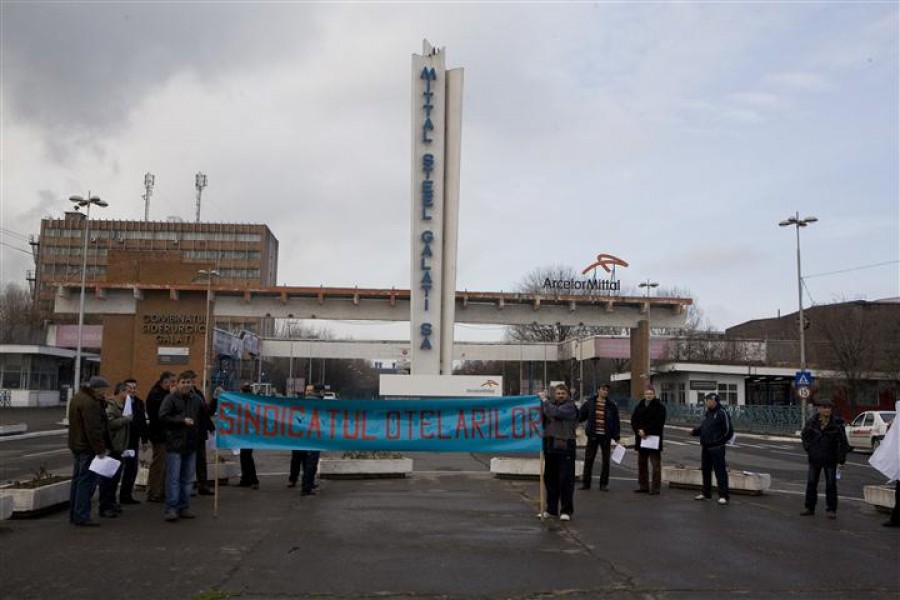 Protest la poarta combinatului siderurgic ArcelorMittal
