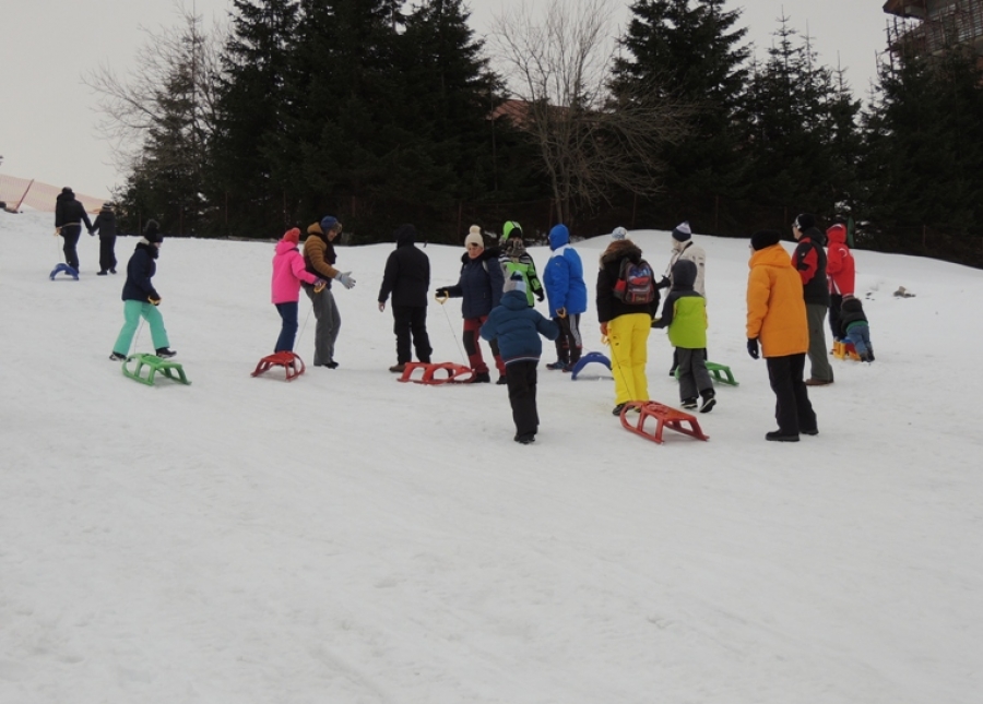 Eveniment de promovare a drepturilor omului. Prima vacanţă la munte pentru câţiva COPII CU AUTISM