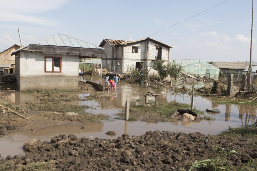 Sinistraţii vor primi doar bani, nu şi materiale de construcţie / Fiecare va cheltui în funcţie de priorităţi