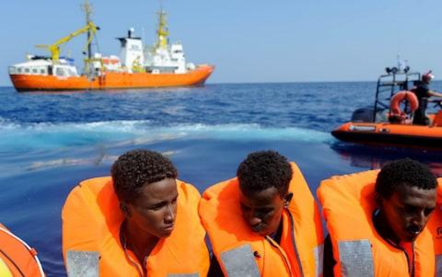 Migranţi salvaţi pe mare
