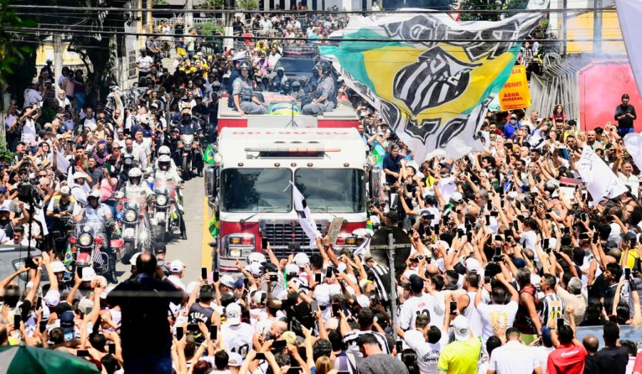 Legendarul fotbalist Pele, condus pe ultimul drum de mii de brazilieni