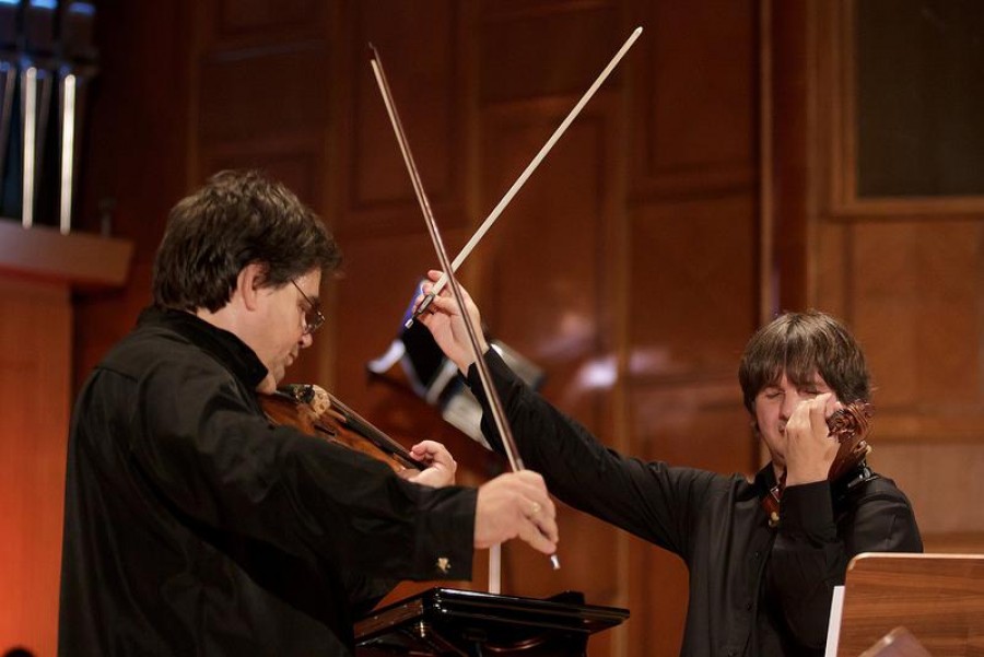 Turneul "Duelul viorilor" - Stradivarius versus Guarneri ajunge şi la Galaţi