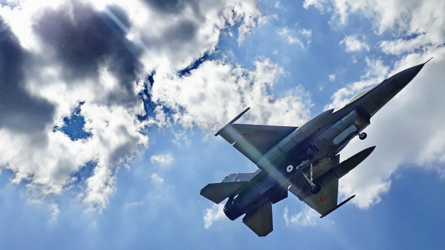 FOTO-VIDEO REPORTAJ - Aeronavele F16 – Falcon, în ”misiune de luptă” pe cerul Galaţiului